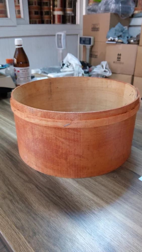 Baharat Kovası – Bu baharat kovası modelinde alçak yuvarlak gövde ve düz üst kapak görülür