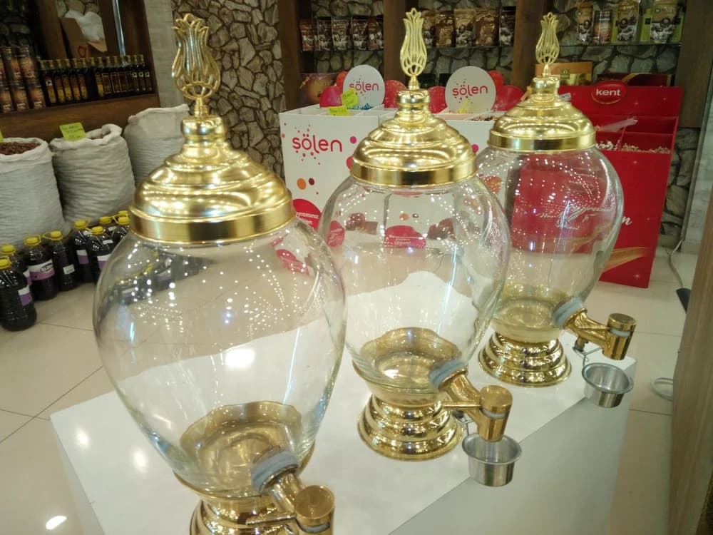 Bal Fanusu – 10 litre olarak listelenen bal fanusu, yuvarlak şeffaf hazne ve ayaklı kaideyle görülür