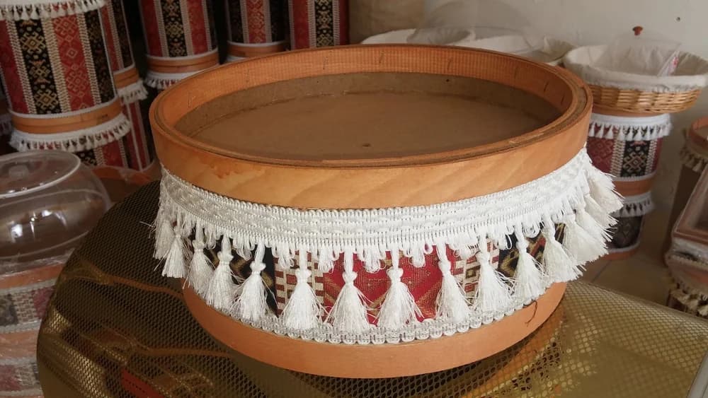 Çerez Kovası – Çerez kovası, geniş ve alçak yuvarlak gövde ile çevresindeki desenli süslemeye sahiptir