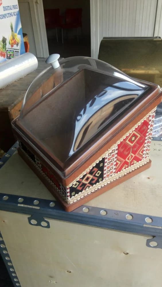 Eğimli Mdf Kutu – Eğimli MDF kutu, köşeli desenli gövde ve öne doğru alçalan şeffaf kapakla sunulur