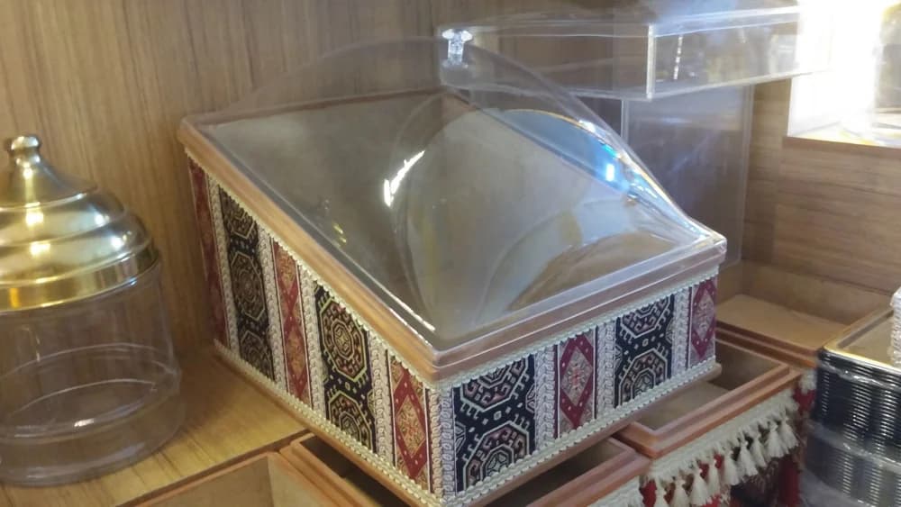 Eğimli Pleksi Kapaklı MDF Kutu – Eğimli pleksi kapaklı MDF kutu, köşeli desenli taban ile öne doğru eğimli şeffaf kapağı birleştirir