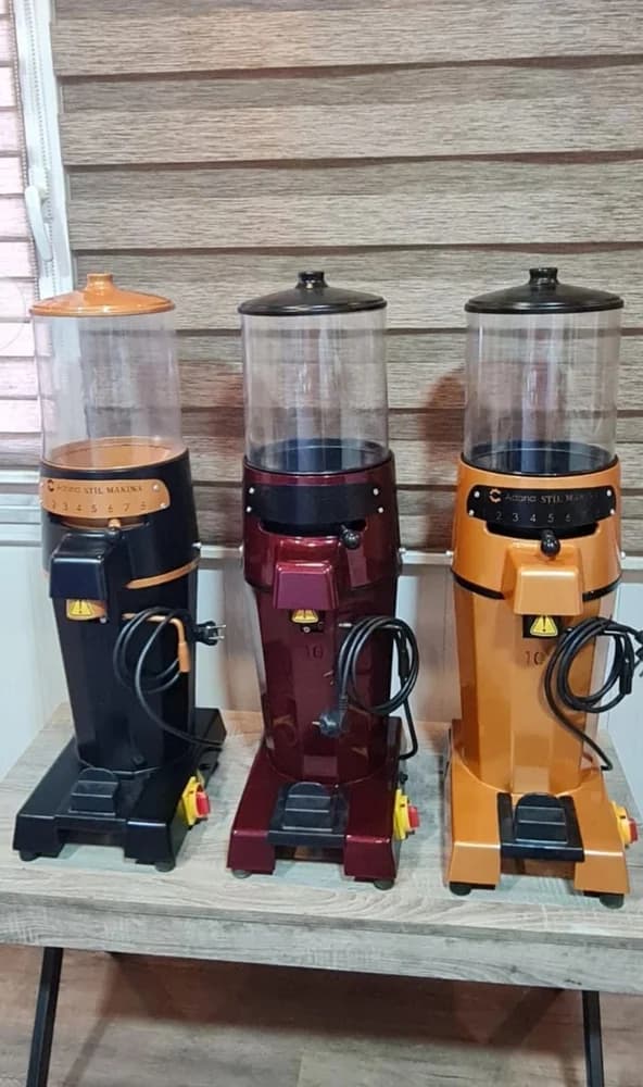 Kahve Değirmeni Modelleri – Bu ürün kaydının fotoğrafında farklı renklerde dik gövdeli kahve değirmenleri bulunur