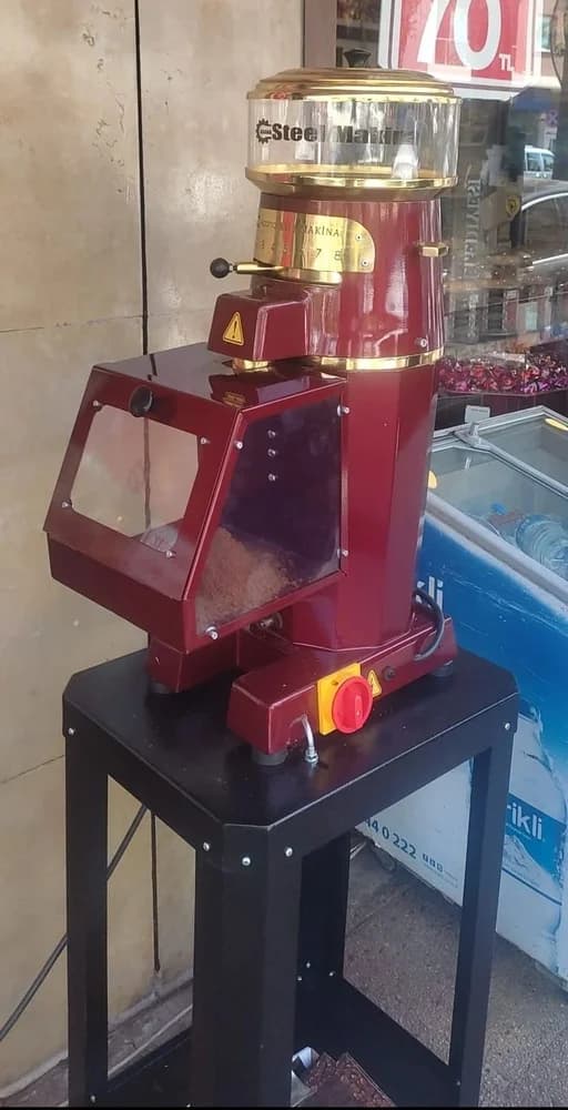KAHVE DEĞİRMENİ – Bu kahve değirmeni, koyu renkli dik stand ve üst şeffaf hazneyle sunulur