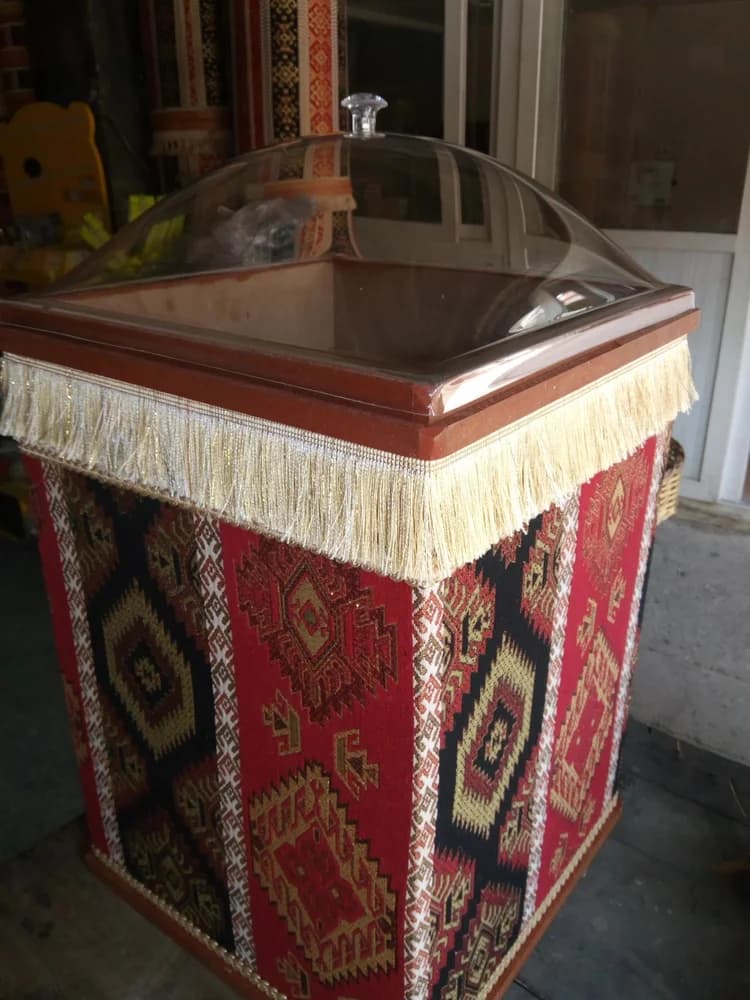 Kare Mdf Bakliyat Kovası – Kare MDF bakliyat kovası, yüksek köşeli gövde ve kilim desenli dış görünümle görülür