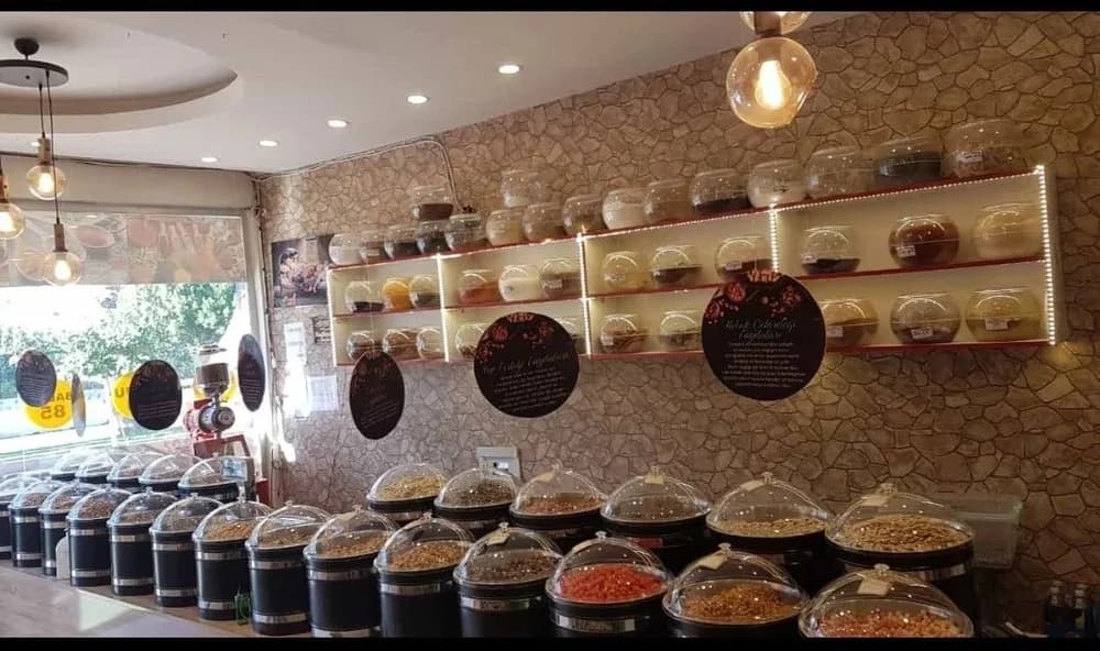 KROM KOVA – Krom kova modelinin fotoğrafında mağaza tezgâhında sıralı hazneler ve kapaklı sunum birimleri bulunur