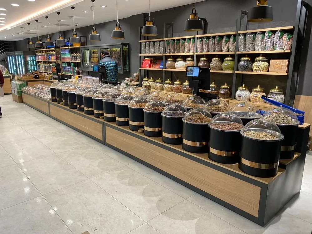 KROM KOVA – Bu krom kova kaydı geniş bir mağaza teşhir düzeninin içinde sunulur