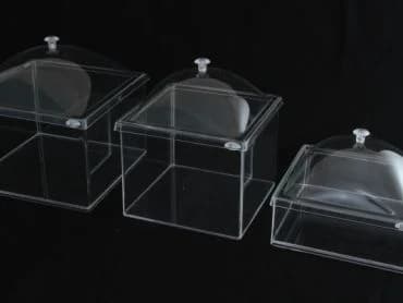 Pleksi kapak – 25x25 cm olarak sunulan pleksi kapak kaydının fotoğrafında farklı köşeli kutu ve kapak örnekleri yer alır