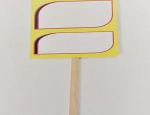 Yazılıp Silinebilen saplamalı etiket – Yazılıp silinebilen saplamalı etiket, sarı çerçeve içindeki iki ayrı yazı alanıyla görülür