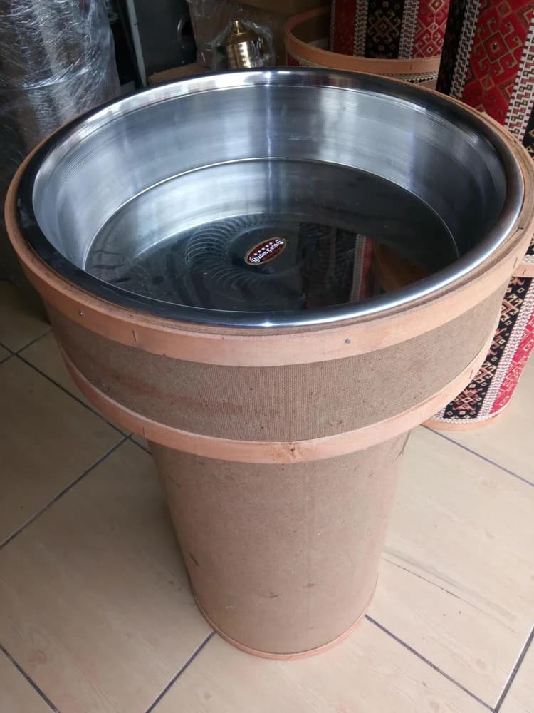 Zeytin Kovası – Zeytin kovasının fotoğrafında geniş üst hazne ve aşağı doğru daralan gövde görülür